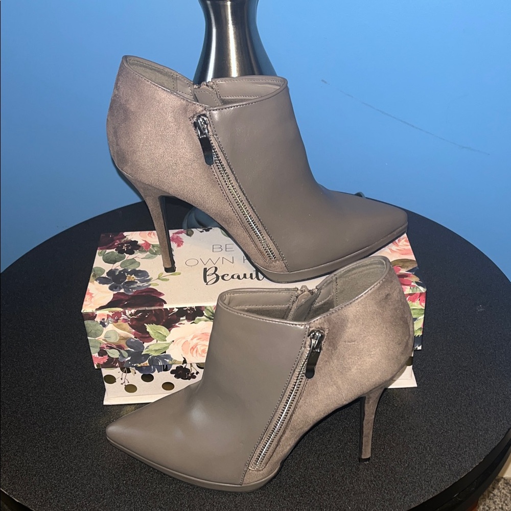 Limelight Alva Gray Mixed-Material Stiletto Ankle Booties - Size 10